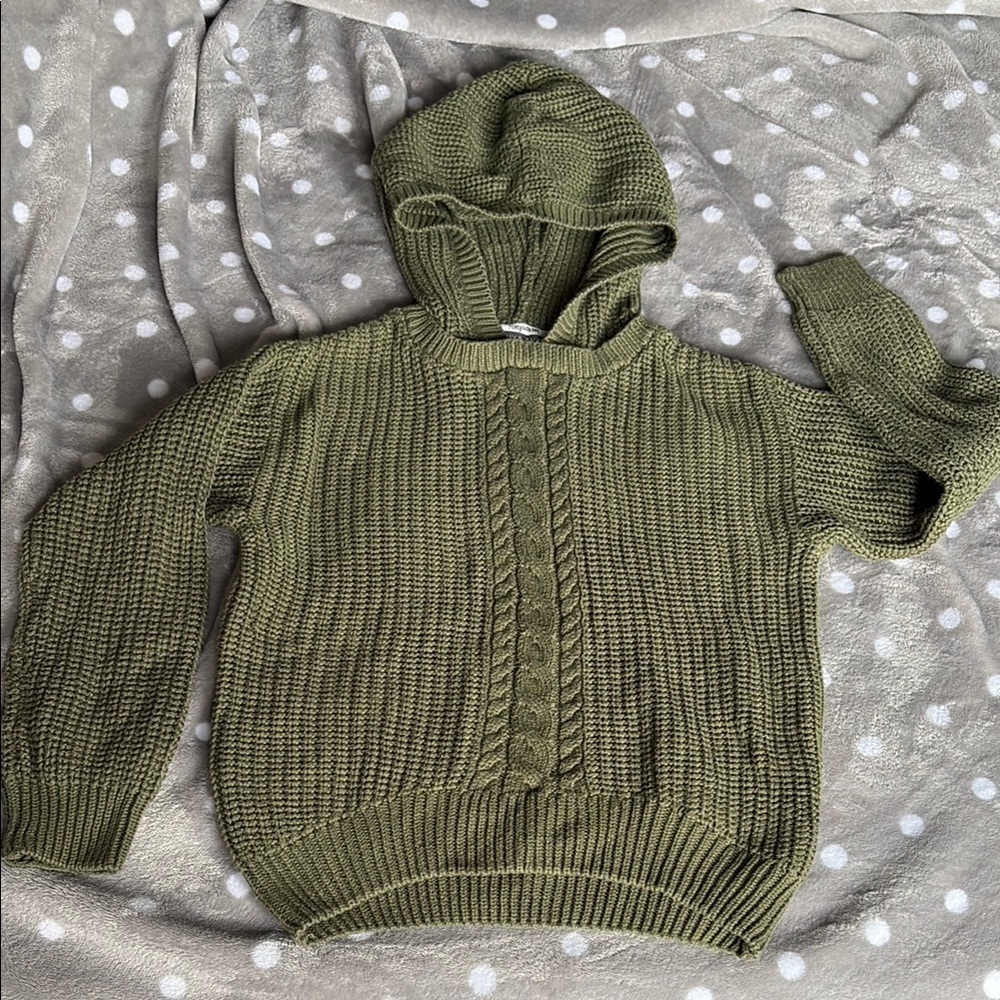 Green Hooded Sweater with Chunky Knit and Ribbed Pattern